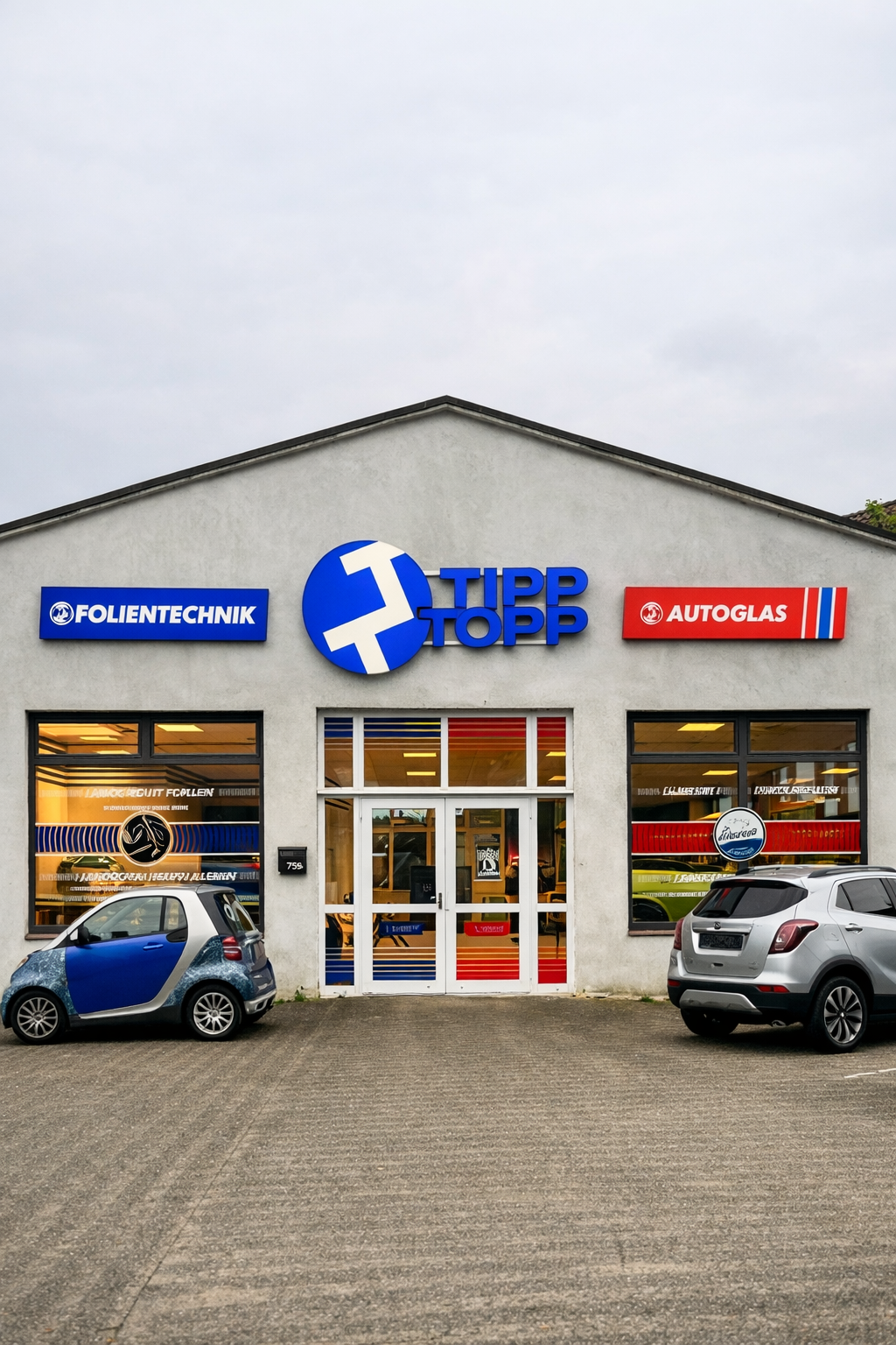 Außenaufnahme von Tipp Topp Autoglas & Folientechnik in Stade – moderner Standort für Steinschlagreparatur, Autoglas‑Service und Fahrzeugfolierung