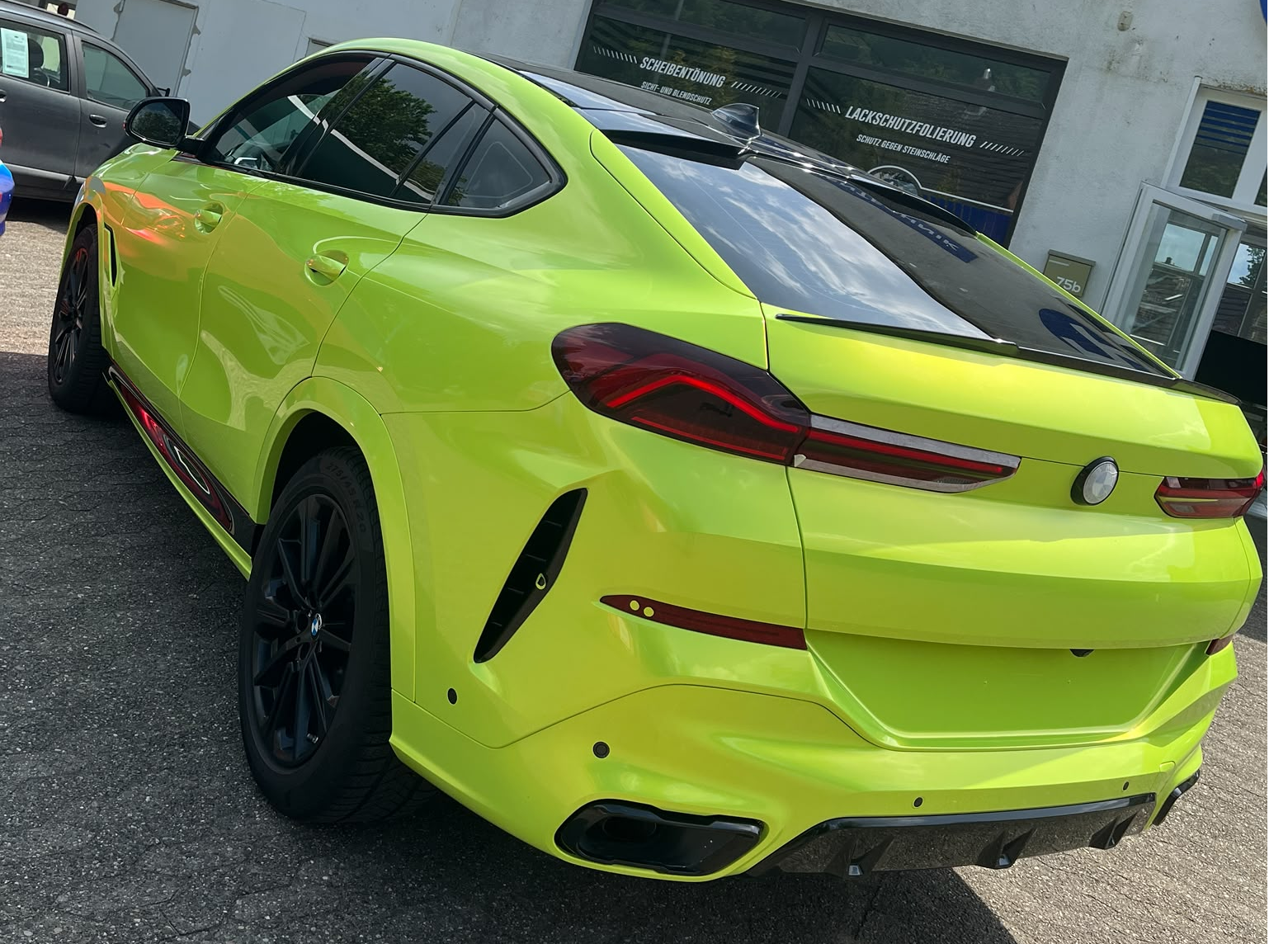 Car Wrapping in Stade – auffällige Neon-Vollfolierung eines sportlichen SUV als Referenzbild