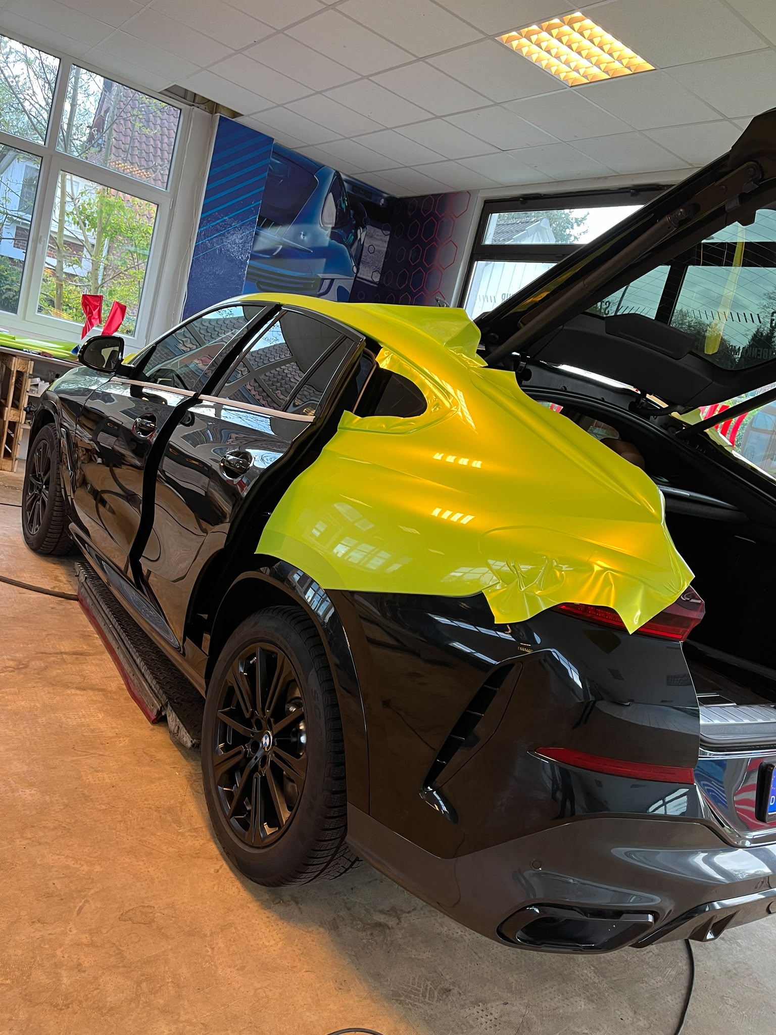 BMW während der Vollfolierung mit hochwertiger Fahrzeugfolie durch Tipp Topp Autoglas & Folientechnik in Stade