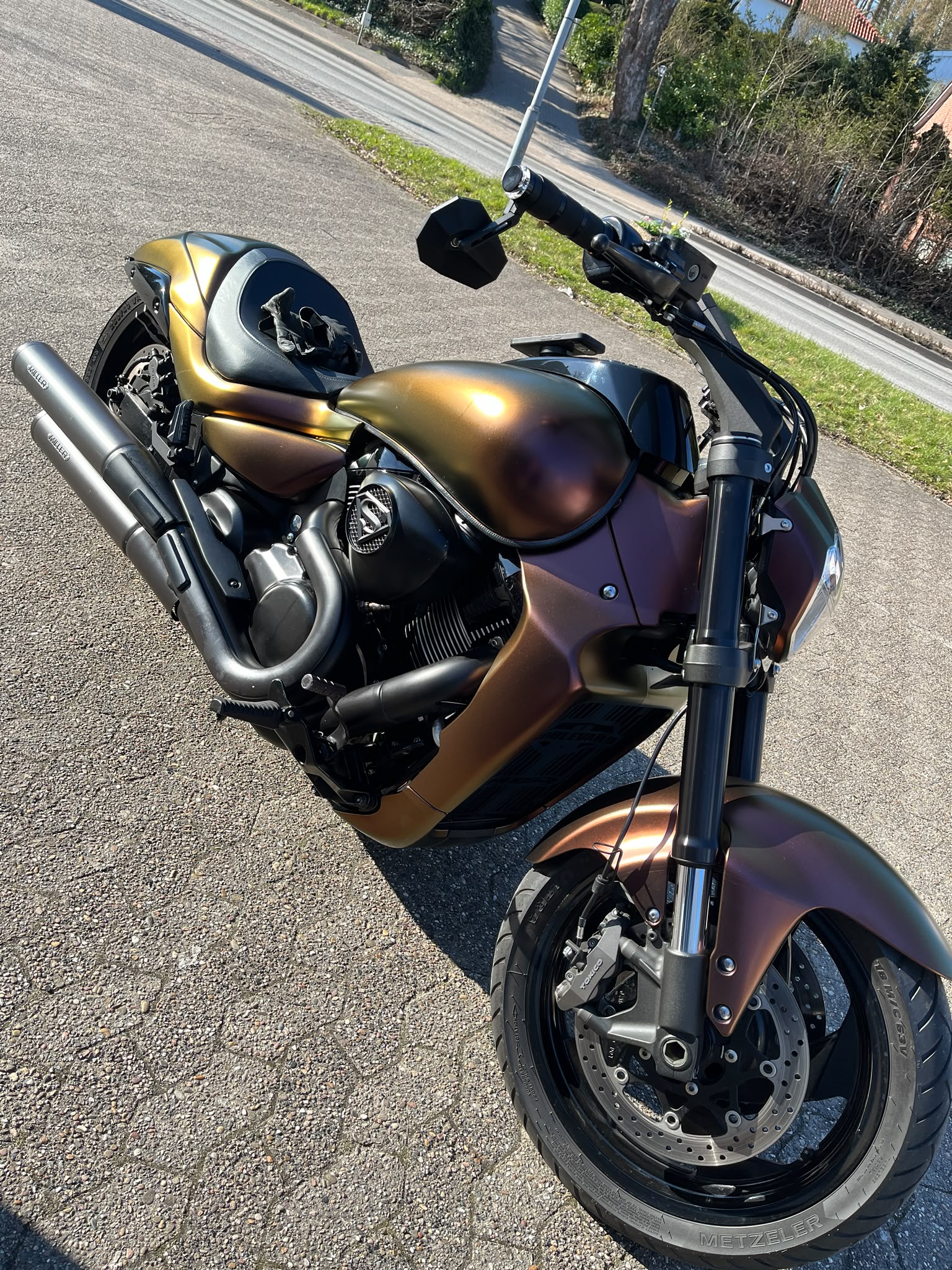 Motorrad mit hochwertiger Spezialfolierung und Effektfinish von Tipp Topp Autoglas & Folientechnik in Stade