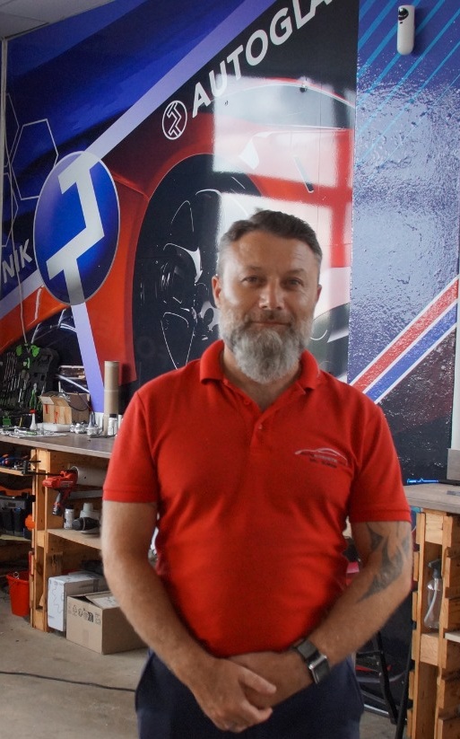 Portrait von Wadim Meier in der Werkstatt von Tipp Topp Autoglas & Folientechnik in Stade